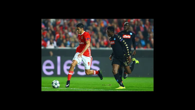 Cầu thủ của Benfica nỗ lực giữ bóng trước sự áp đảo của Napoli