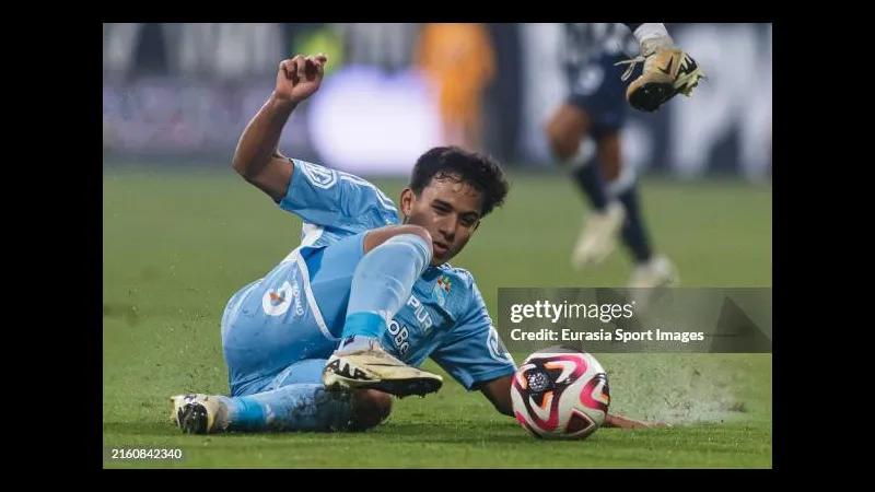 Cầu thủ của Sporting Cristal cố gắng giữ bóng trước áp lực của cầu thủ Alianza Lima Cầu thủ của Sporting Cristal cố gắng giữ bóng trước áp lực của cầu thủ Alianza Lima