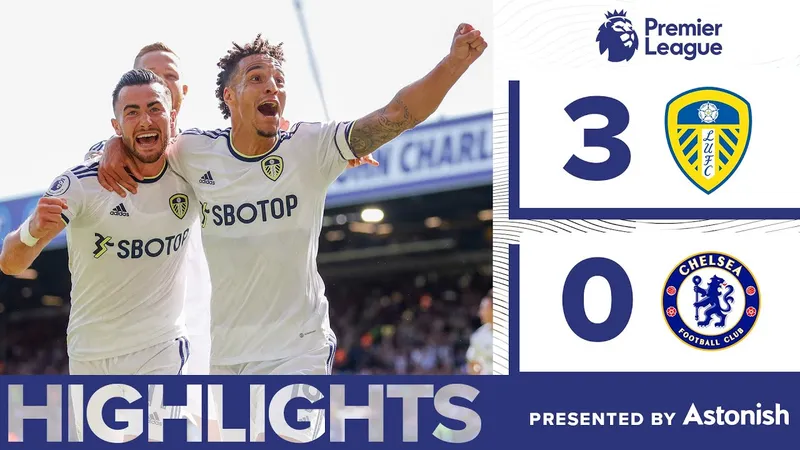 Cầu thủ Chelsea và Leeds United tranh chấp bóng trên sân cỏ Cầu thủ Chelsea và Leeds United tranh chấp bóng trên sân cỏ